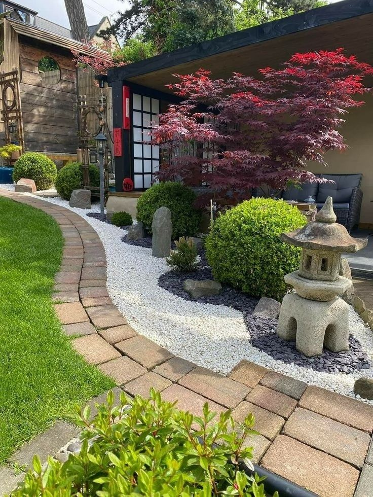 Gėlynai prie namų: 20 įkvepiančių idėjų jūsų kiemui su nuotraukomis