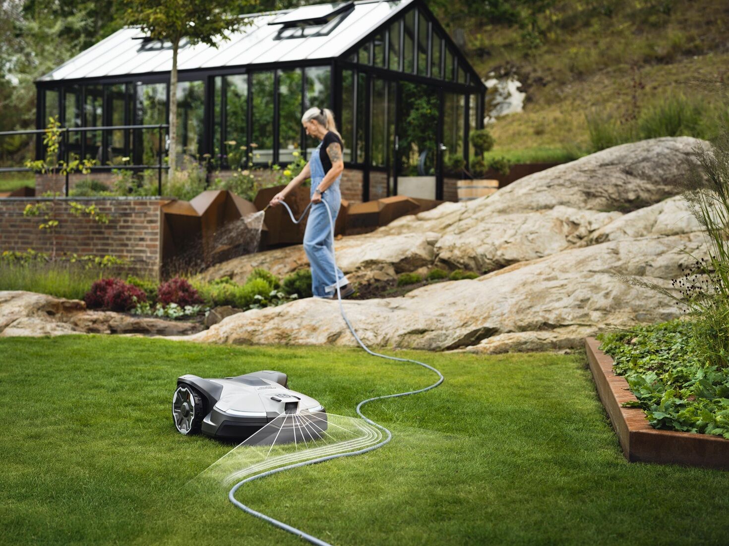 Dirbtinio intelekto proveržis vejos priežiūroje – „Husqvarna“ atskleidė pažangiausius robotus vejapjoves.