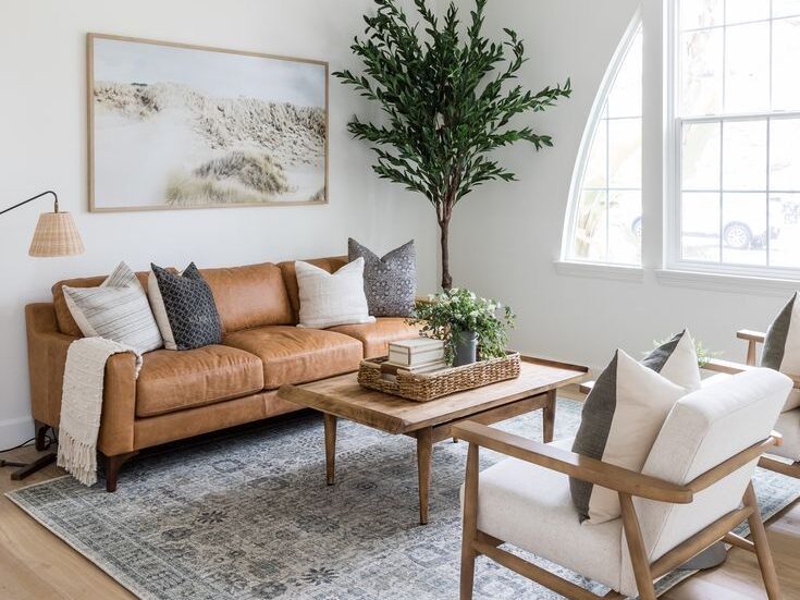 Natūralios medžiagos ir tekstūros šviesioje svetainėje