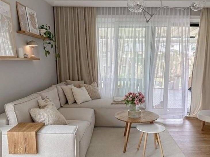 Spalvų deriniai, kuriantys šviesos ir erdvės pojūtį