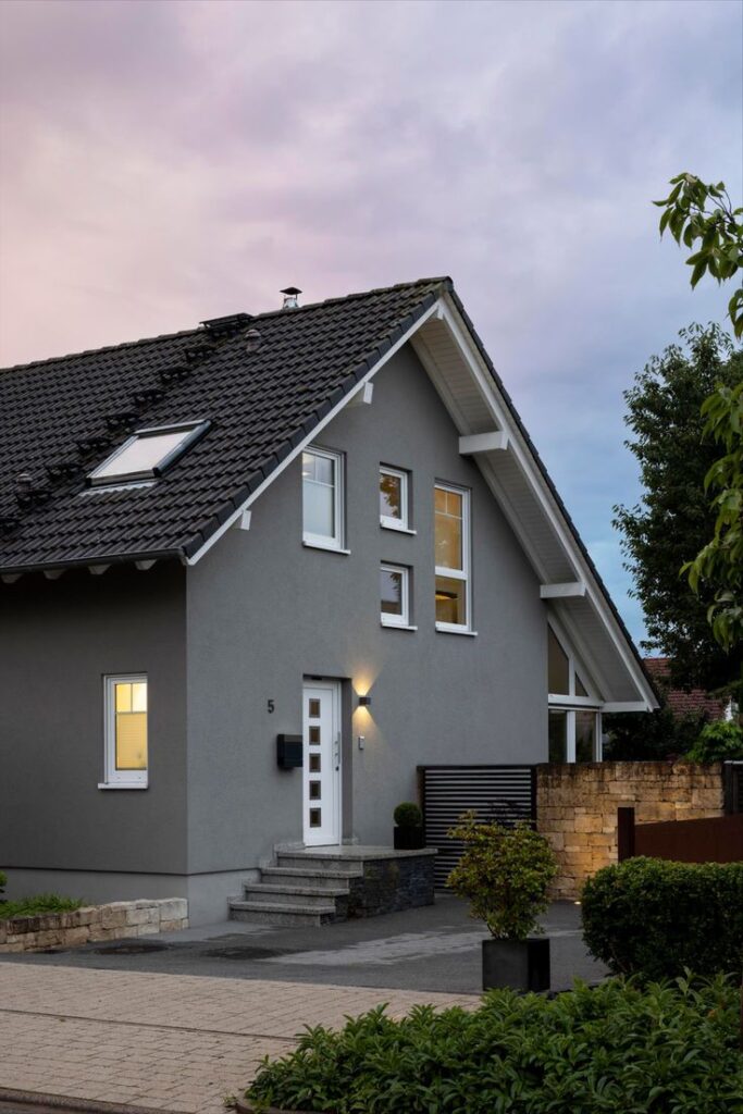 Pilkas namo fasadas: 20 idėjų nuotraukų galerijoje