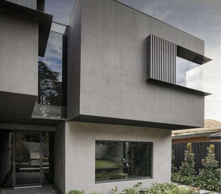 Pilkas namo fasadas: 20 idėjų nuotraukų galerijoje