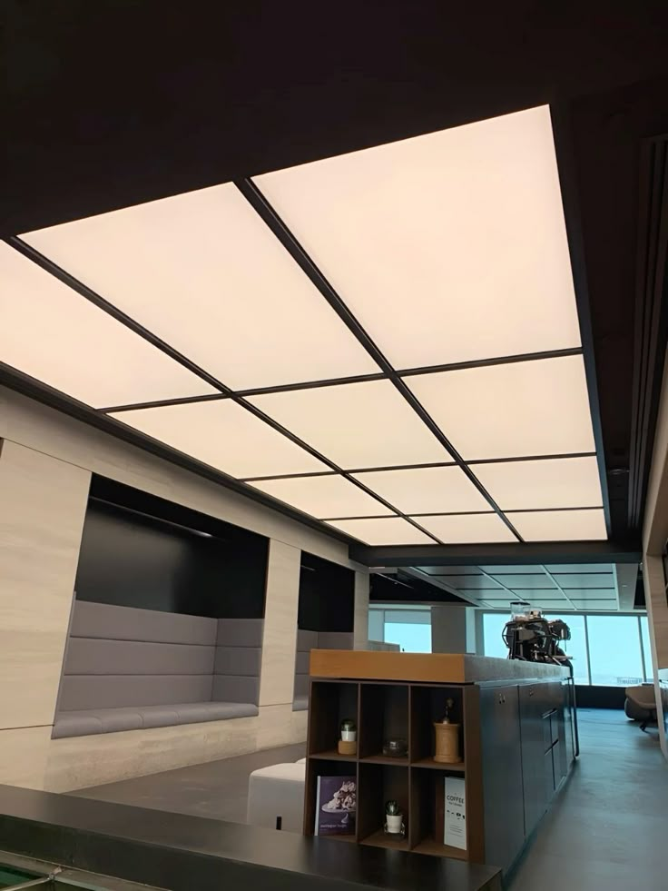 Įtempiamų lubų apšvietimas: kaip suderinti dizainą ir funkcionalumą