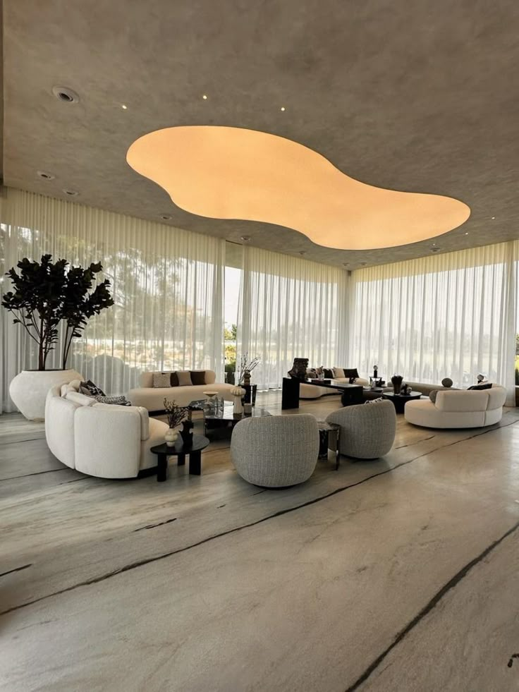 Įtempiamų lubų apšvietimas: kaip suderinti dizainą ir funkcionalumą