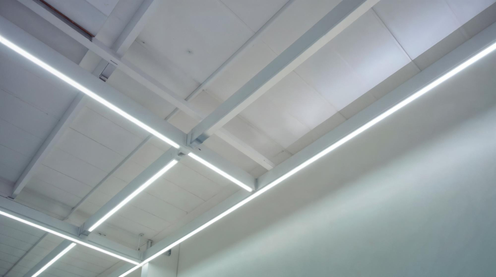 Linijinis LED apšvietimas lubose