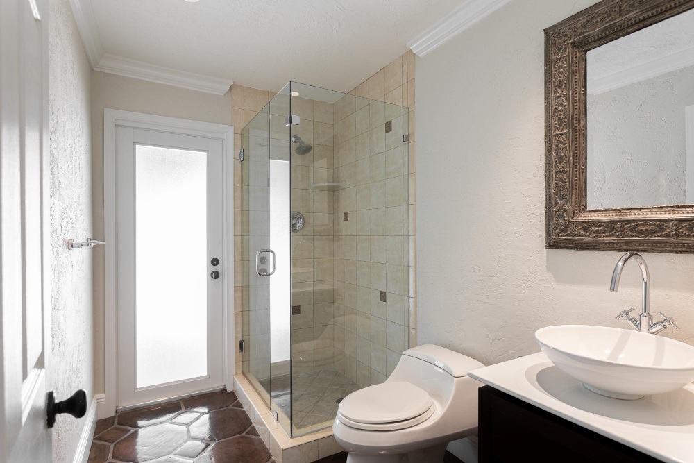 Apšvietimas ir veidrodžiai mažame vonios kambaryje