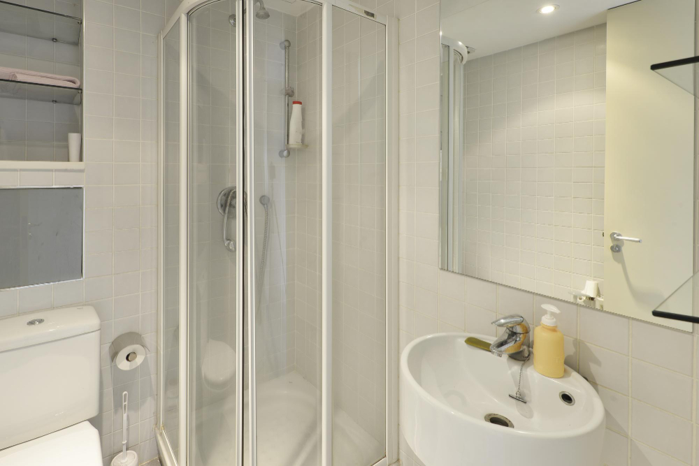 Mažas vonios kambarys su dušo kabina – praktiškos idėjos