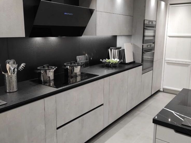 Akcentai, kurie pagyvina pilką virtuvę