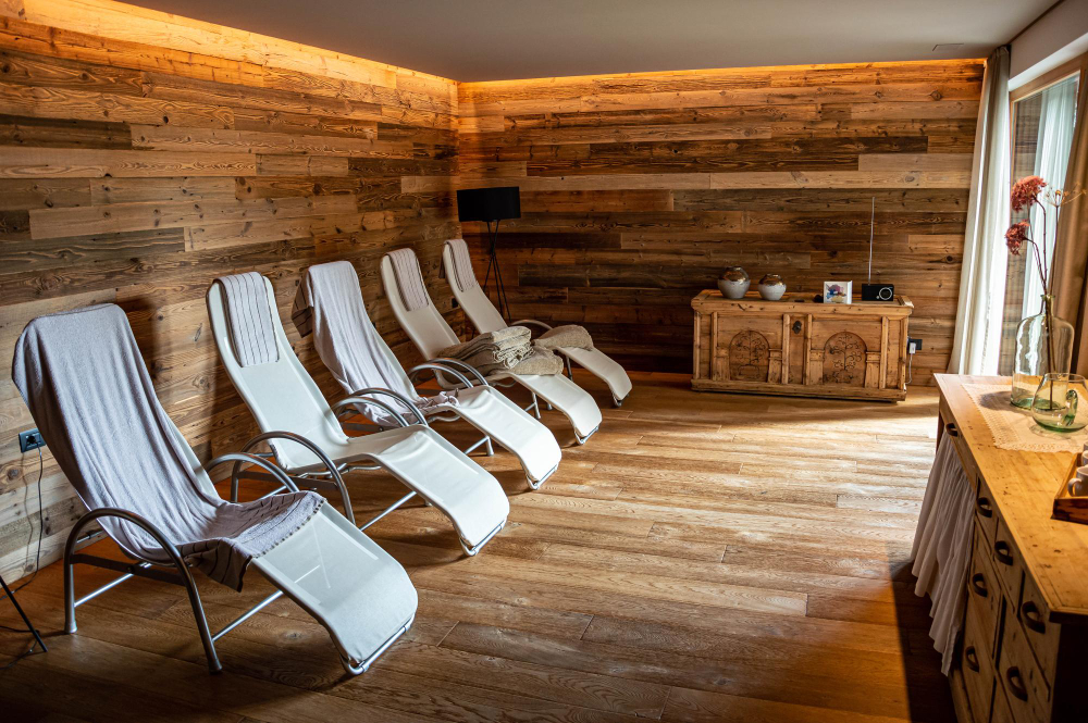 Poilsio zonos prie pirties: natūralios medžiagos ir funkcionalumas