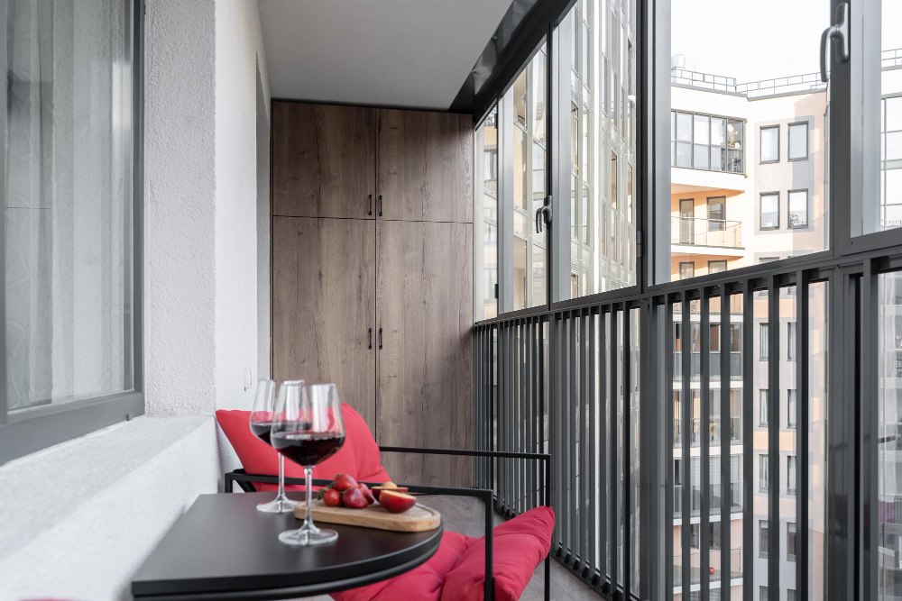 Daugiabučio balkono įrengimas: kaip sutvarkyti, apšiltinti ir išnaudoti erdvę praktiškai