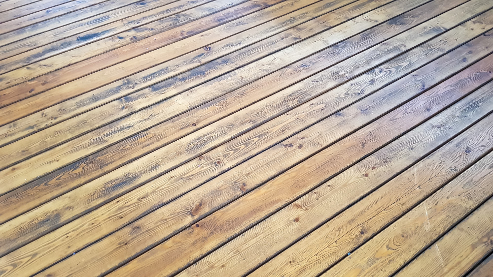 Medinių grindų tarpų glaistymas: kaip užtaisyti plyšius ir išvengti jų atsiradimo