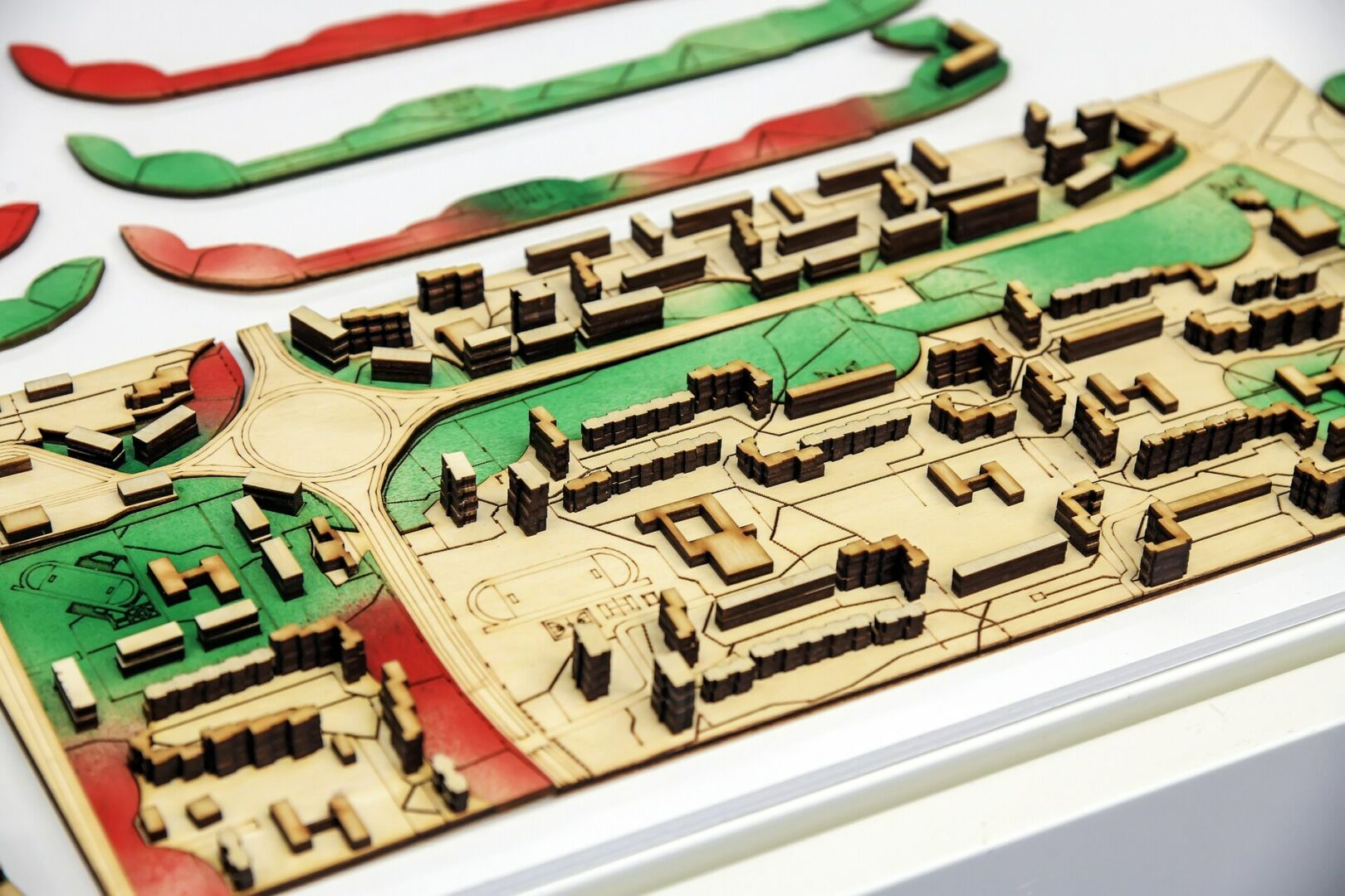 Medžiai kiemuose tušti: pedagogai ir architektai įvardijo tikrąją priežastį