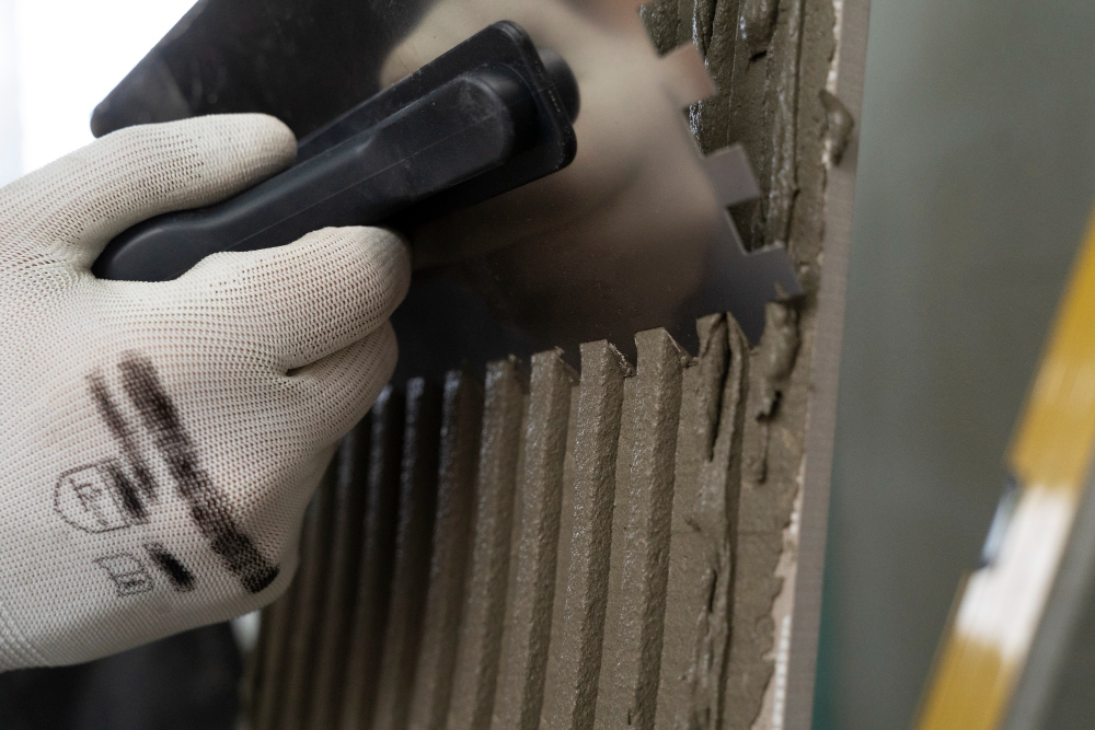 Plytelių klijavimas ant medinių grindų: kaip paruošti pagrindą ir išvengti skilinėjimo