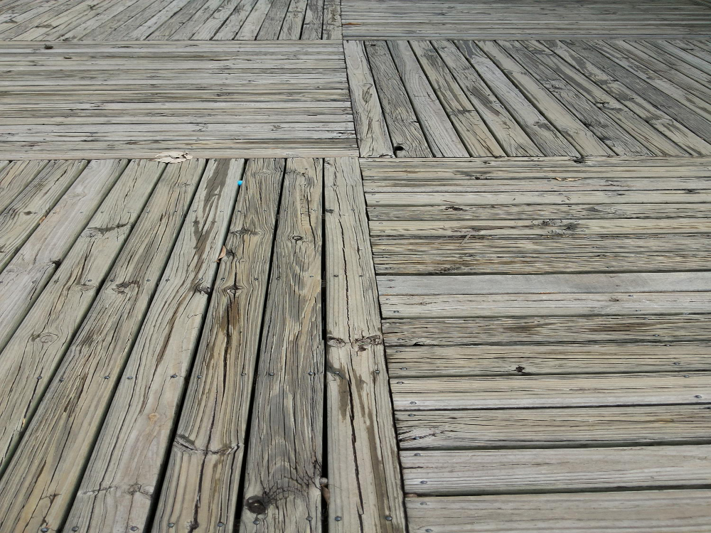 Pagrindiniai senų medinių grindų nelygumų tipai