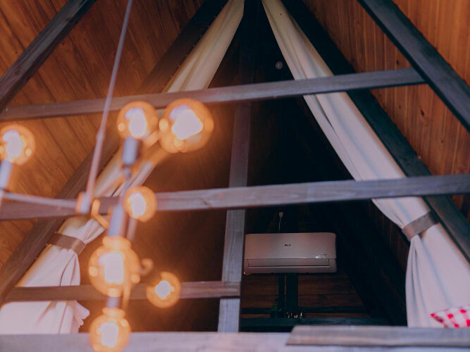 Kaip išdėstyti šviestuvus ant šlaitinių lubų