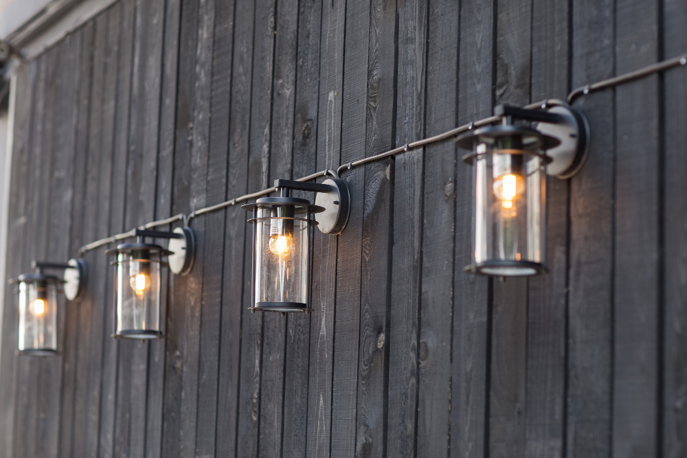 Tvoros stulpų ir trinkelių apšvietimas: kaip sukurti saugią ir estetišką kiemo aplinką