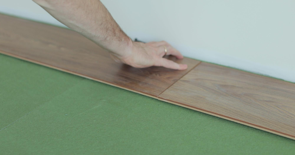 Pagrindo paruošimas prieš vinilinių grindų klojimą