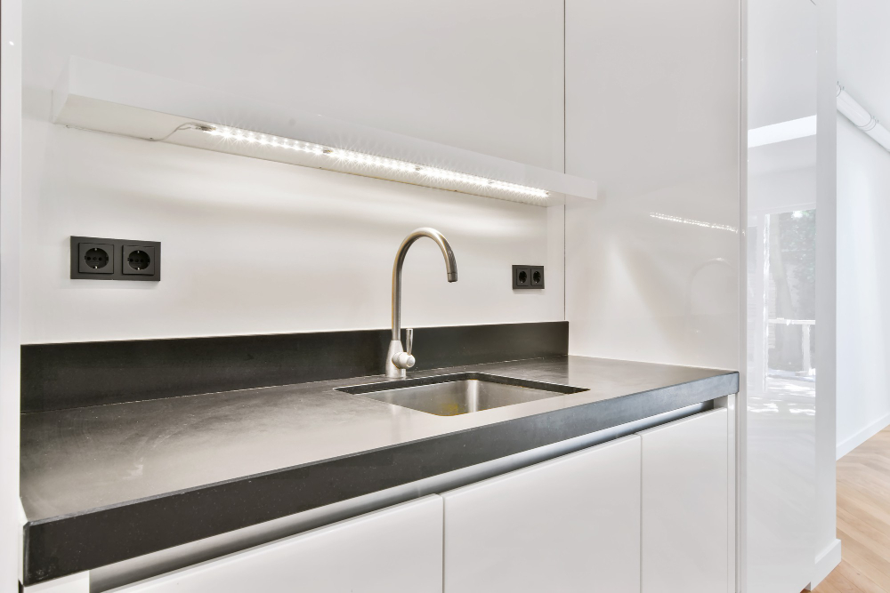 Apšvietimo po spintelėmis sprendimai ir jų privalumai