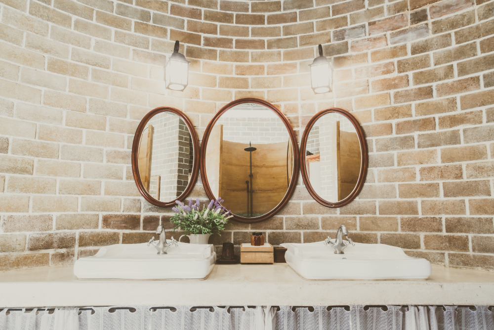 Apšvietimas ir ventiliacija vonioje