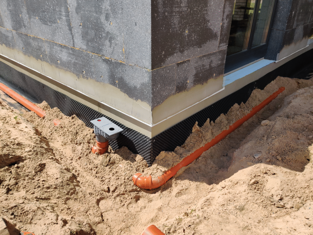 Sklypo drenažo įrengimas: lietaus drenažas ir lietaus kanalizacijos sprendimai