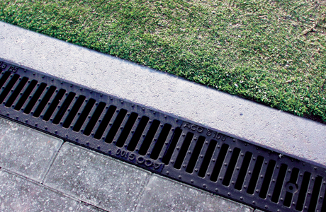 Sklypo drenažo įrengimas: lietaus drenažas ir lietaus kanalizacijos sprendimai