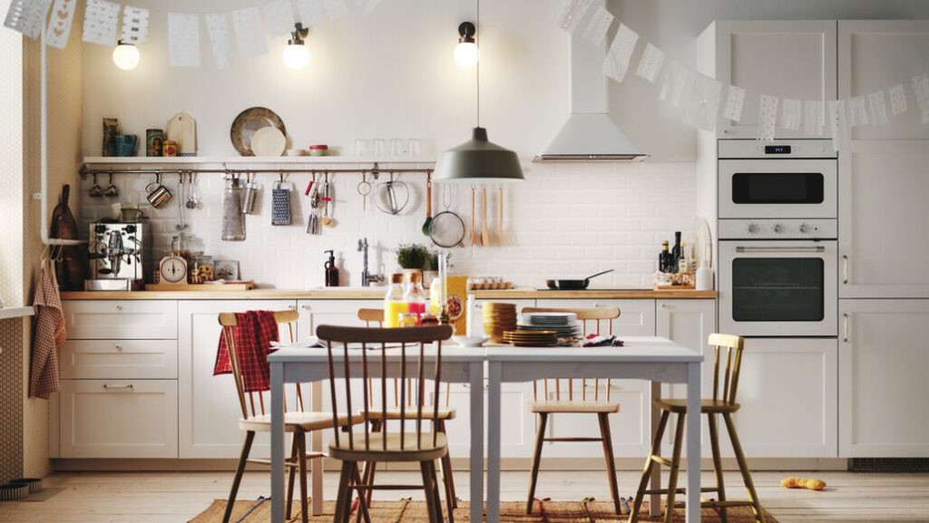 Kaip vizualiai padidinti virtuvę: mažos detalės, kurios keičia viską