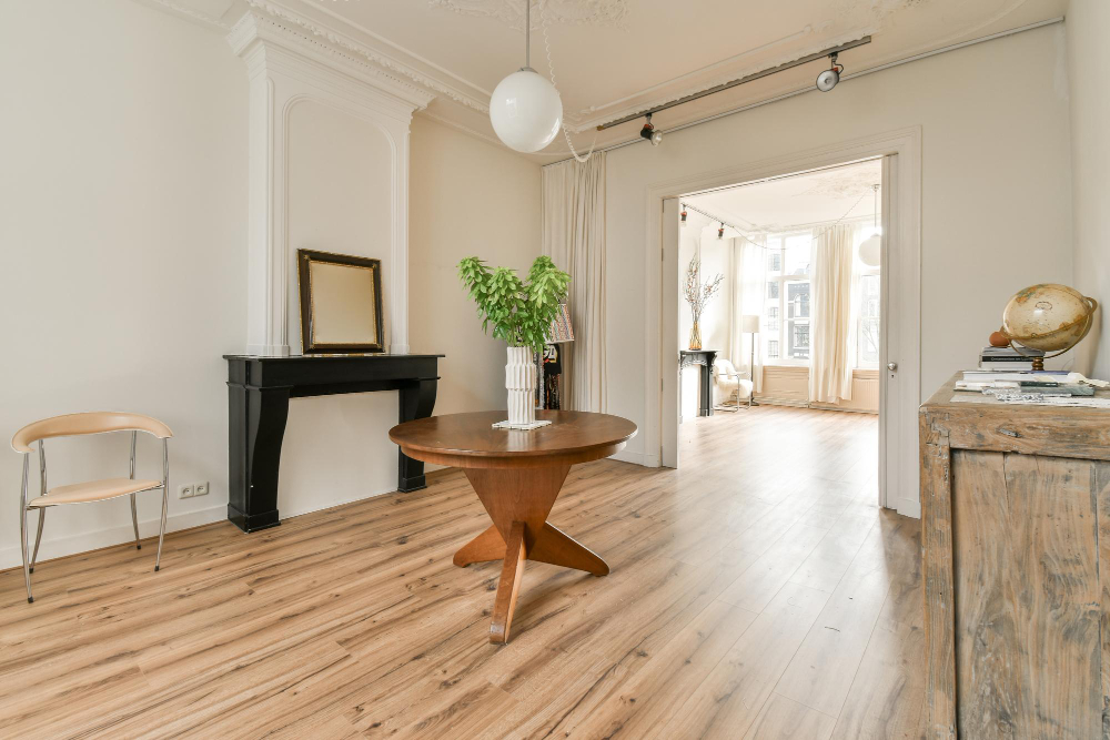 Vinilinių grindų klojimas bute ir name – kainų skirtumai