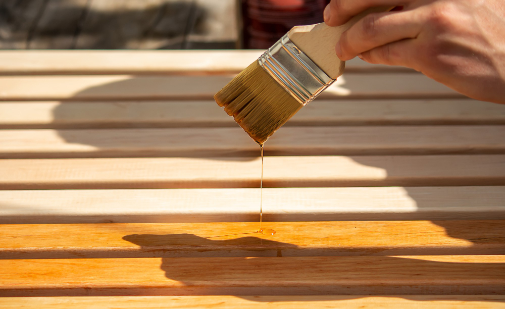 Geriausia alyva terasai: kaip pasirinkti ir tinkamai apsaugoti medinę terasą