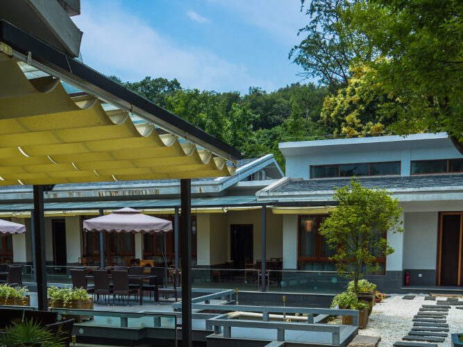 Kiek kainuoja ištraukiamas terasos stogas