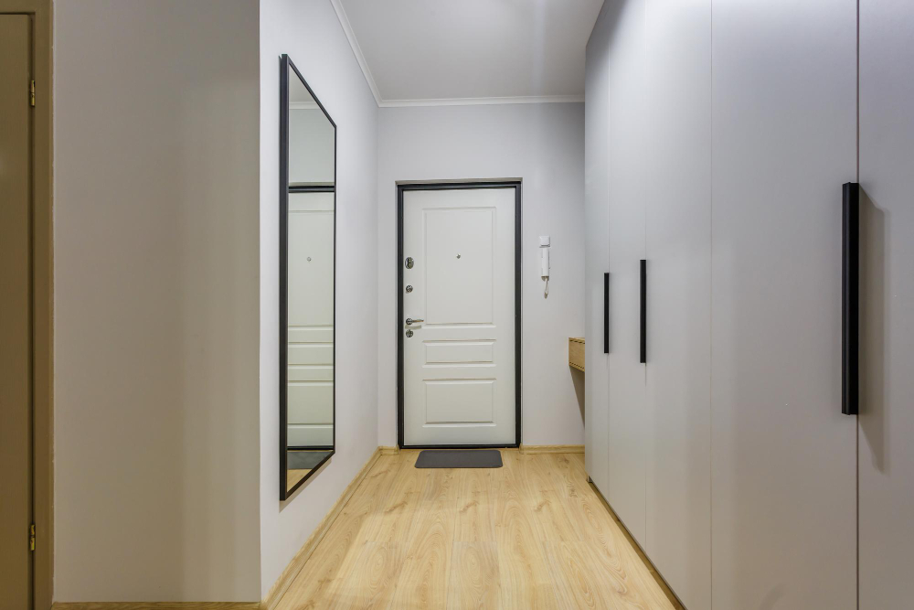 Kaip įrengti siauro koridoriaus interjerą, kad jis atrodytų platesnis ir šviesesnis