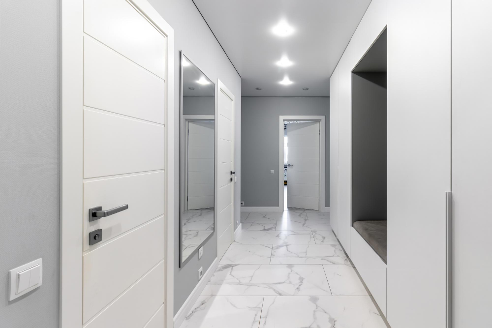 Maža erdvė – didelis efektas: kaip iš siauro koridoriaus sukurti erdvės pojūtį