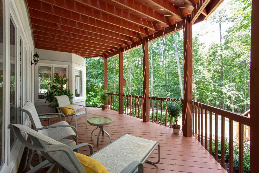 Medinės terasos tvorelės: privalumai, trūkumai ir montavimo ypatumai