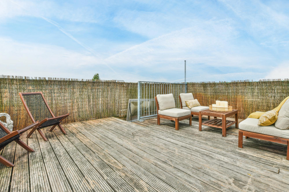 Terasa ant stogo: kaip įsirengti stilingą ir funkcionalią poilsio erdvę