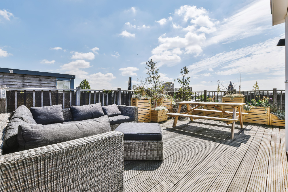 Terasos grindų montavimas: kokias medžiagas pasirinkti, kad užtikrintumėte ilgaamžiškumą?