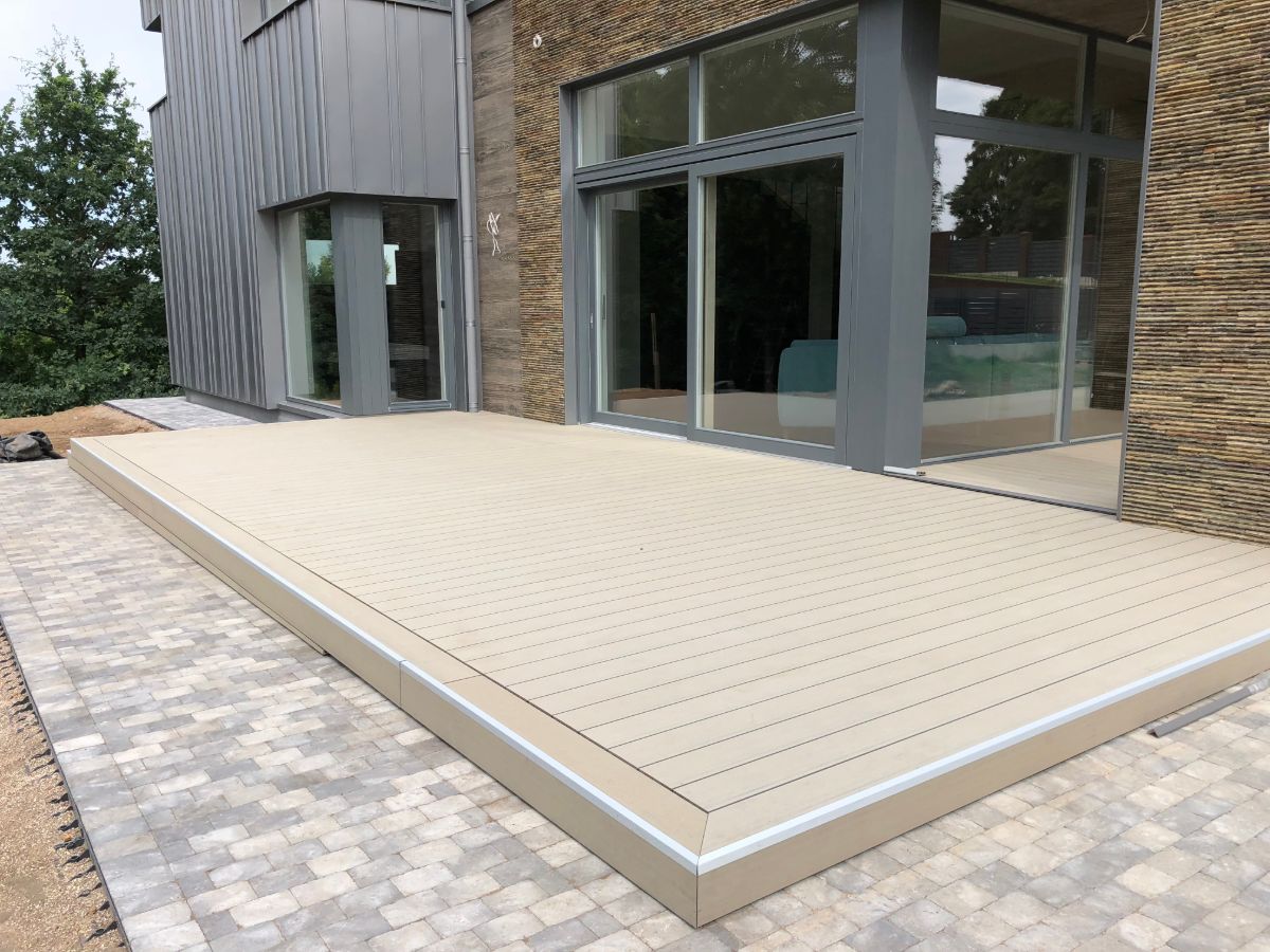 Kompozitinės terasos: privalumai, trūkumai ir pasirinkimo patarimai