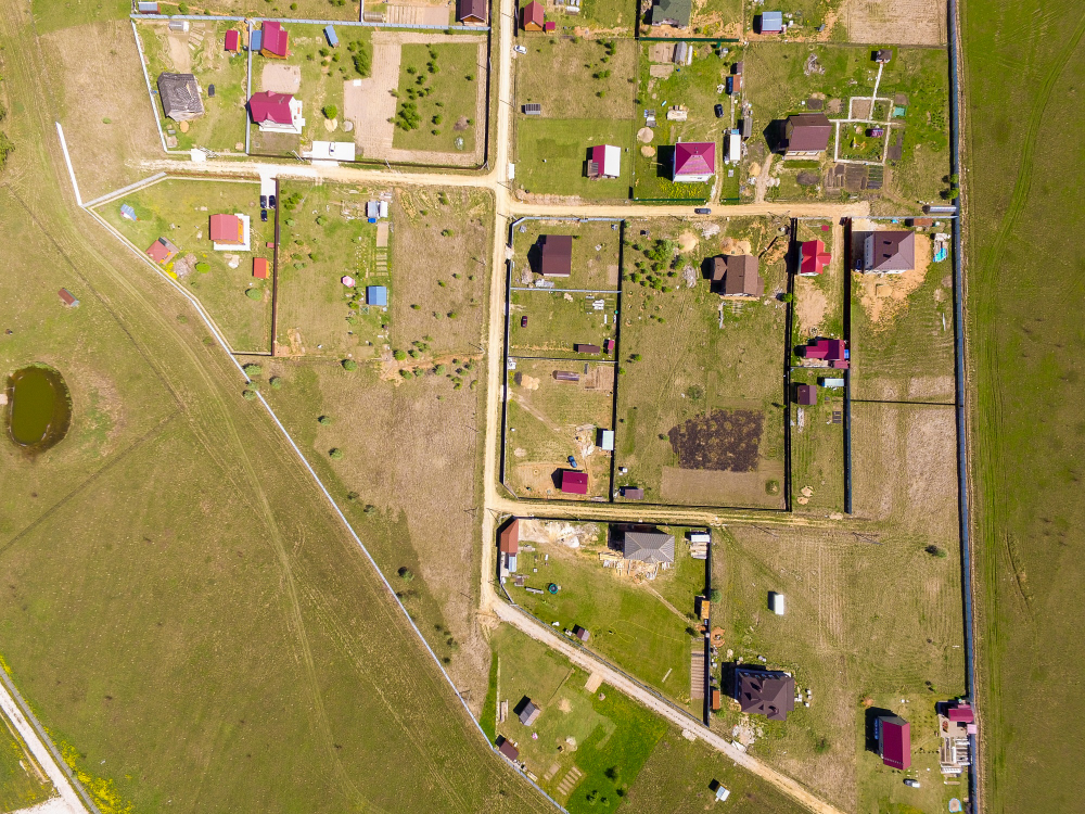 Atstumai nuo sklypo ribos: kokių reikalavimų privaloma laikytis Lietuvoje