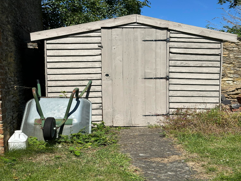 Kada reikalingas statybos leidimas ir ką būtina įvertinti prieš statant sandėliuką?