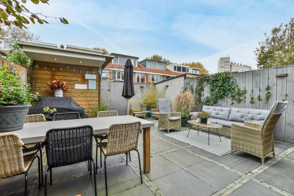 Lauko virtuvės baldai – medžiagos, kainos ir įrengimo idėjos