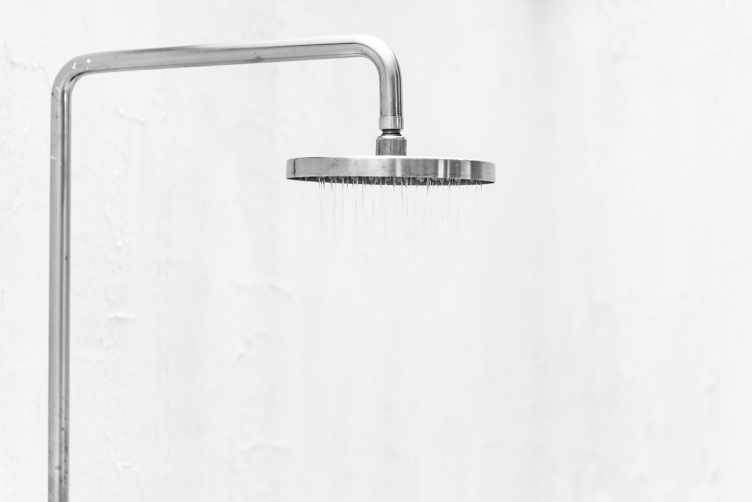 Potinkinė dušo sistema ar virštinkinė – pagrindiniai skirtumai ir privalumai