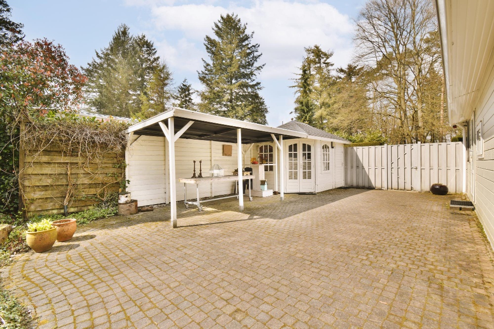 Kada reikalingas statybos leidimas ir ką būtina įvertinti prieš statant ūkinį pastatą?